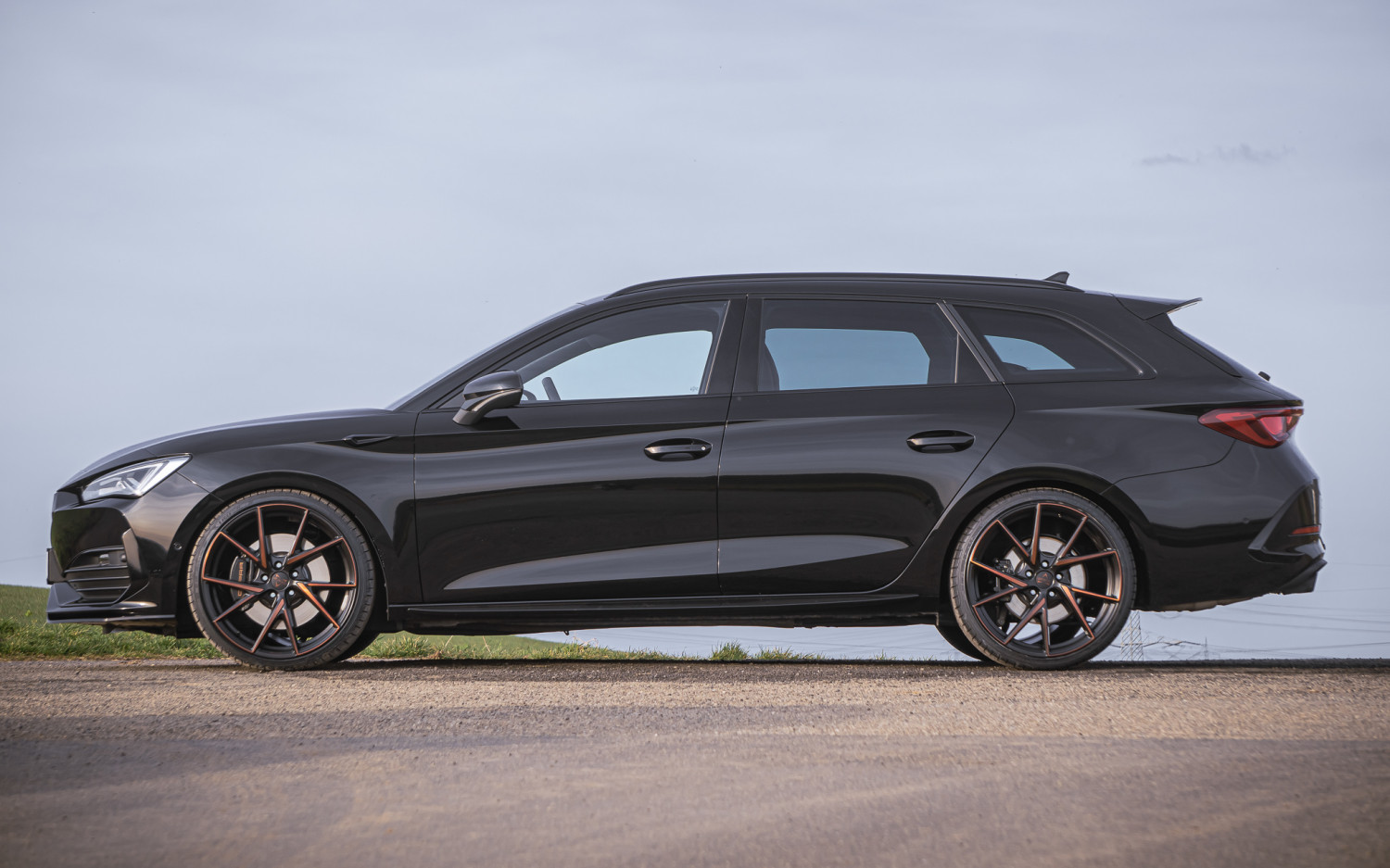 SHOWCAR Cupra Leon KL VZ Sportstourer STREETRACE midnight schwarz metallic (DE) SHOWCAR Cupra Leon KL VZ Sportstourer STREETRACE midnight schwarz metallic (DE)
