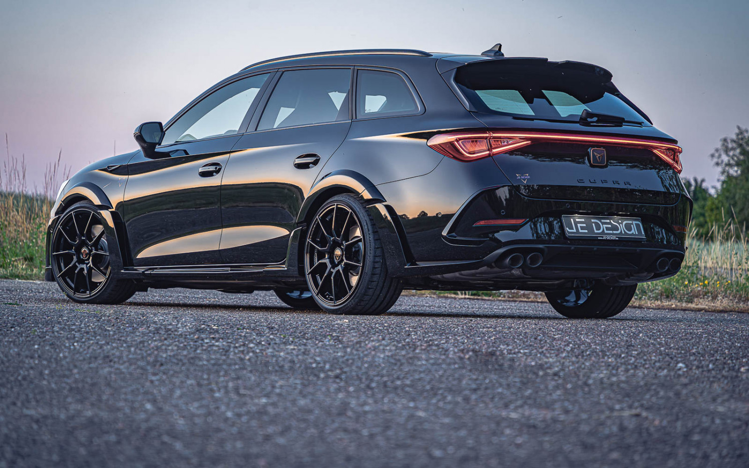 02_JE_DESIGN_Cupra_Leon_KL_ST_Midnight_Schwarz_Metallic_WIDEBODY_RS_20_Zoll_Perfromance_Felge_Tieferlegung_LR.jpg