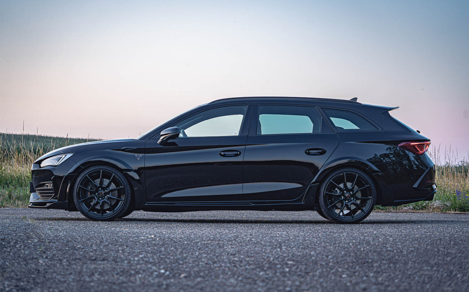 03_JE_DESIGN_Cupra_Leon_KL_ST_Midnight_Schwarz_Metallic_WIDEBODY_RS_20_Zoll_Perfromance_Felge_Tieferlegung_LR.jpg