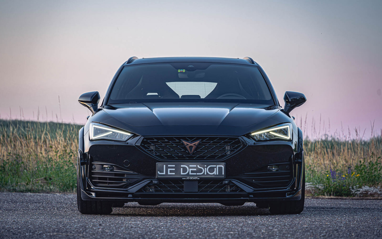 04_JE_DESIGN_Cupra_Leon_KL_ST_Midnight_Schwarz_Metallic_WIDEBODY_RS_20_Zoll_Perfromance_Felge_Tieferlegung_LR.jpg