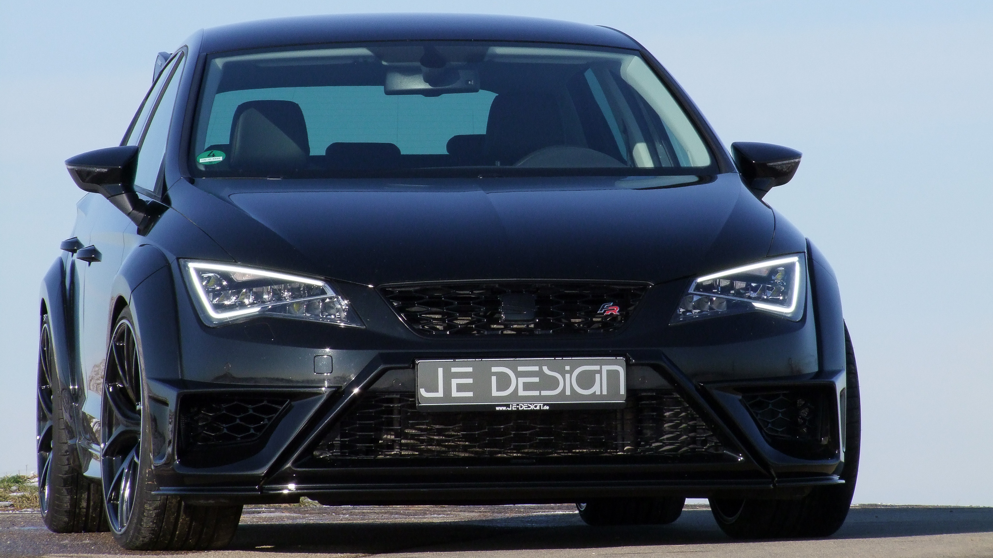 JE Design – Aero Kit Street Race – glänzendes Schwarz für Cupra Formen