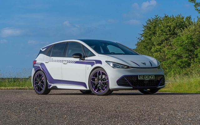 SHOWCAR: Cupra Born K1 Glacial White Purple Edition (EN)