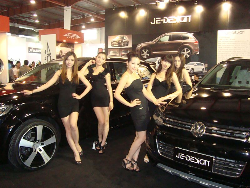 JE DESIGN Messestand Peking VW Touareg und Audi Q7 mit Messe-Hostessen