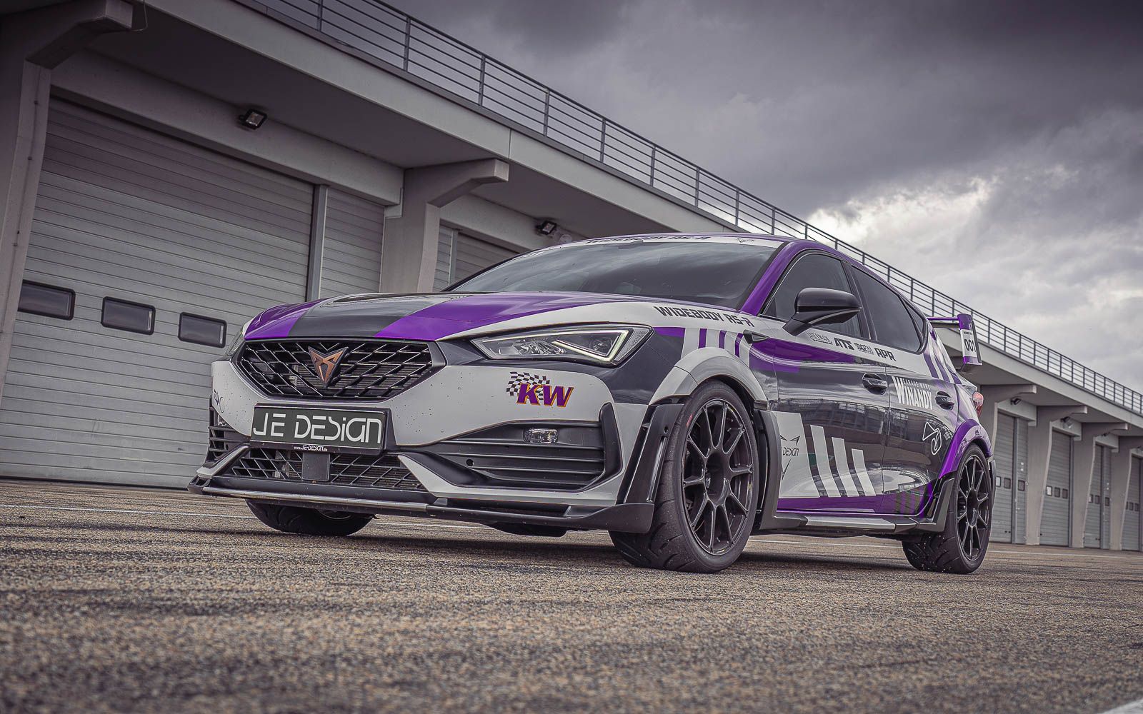 JE DESIGN Cupra Leon KL Hatchback Widebody RS-R - Breitbau-Kit - Frontansicht