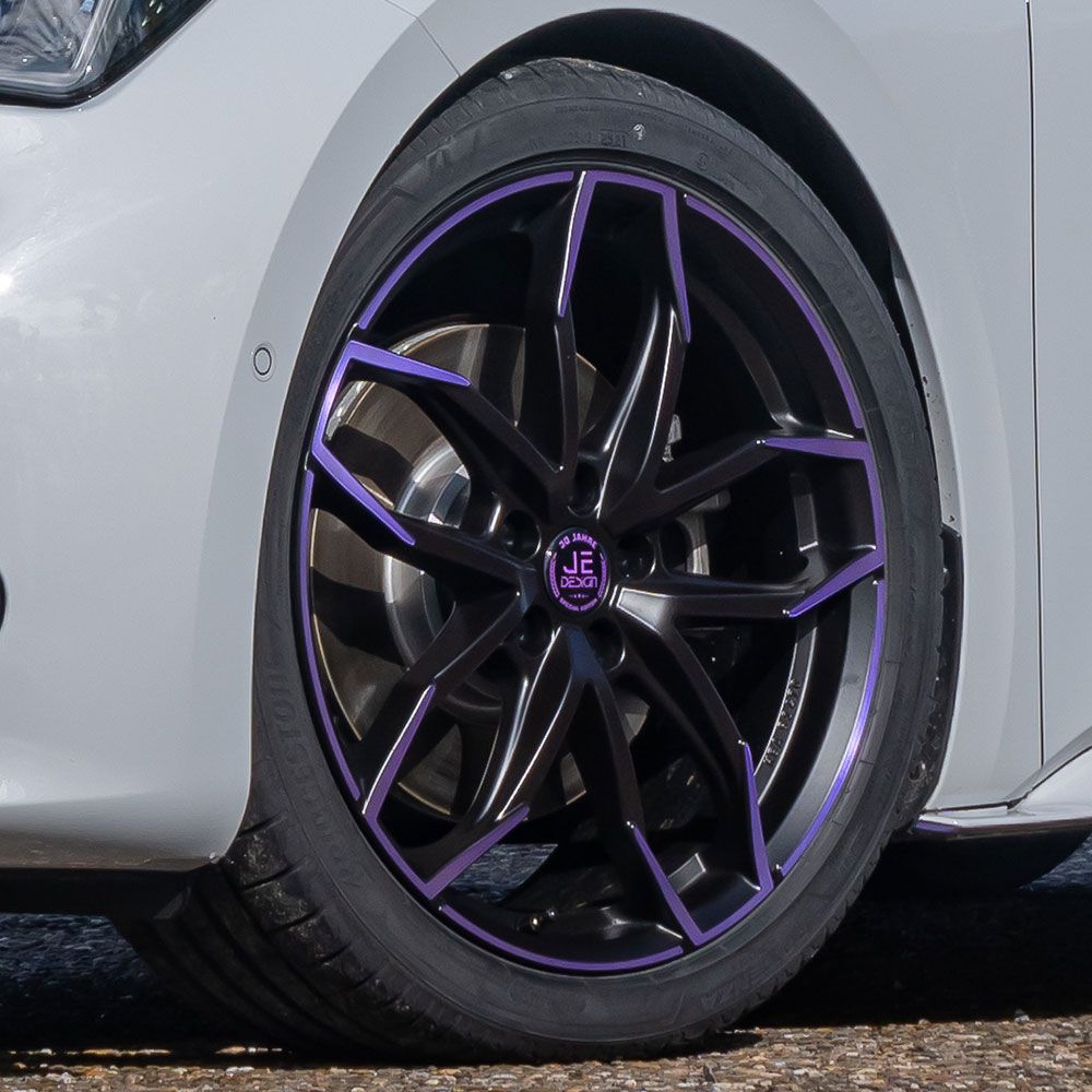 20 Zoll Lucca Felge Purple auf Cupra Born in weiss